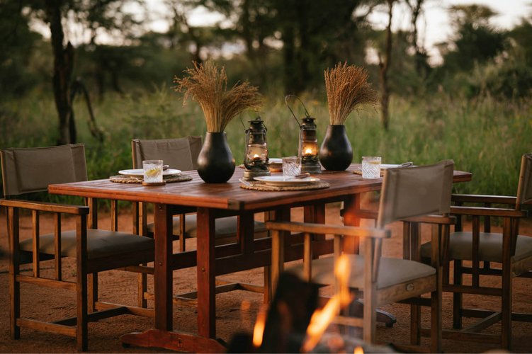 Kambaku-bushcamp-dinner